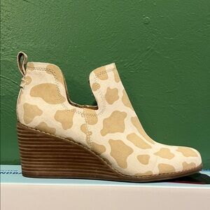 NWT Toms Cream and Tan Wedge Shoes